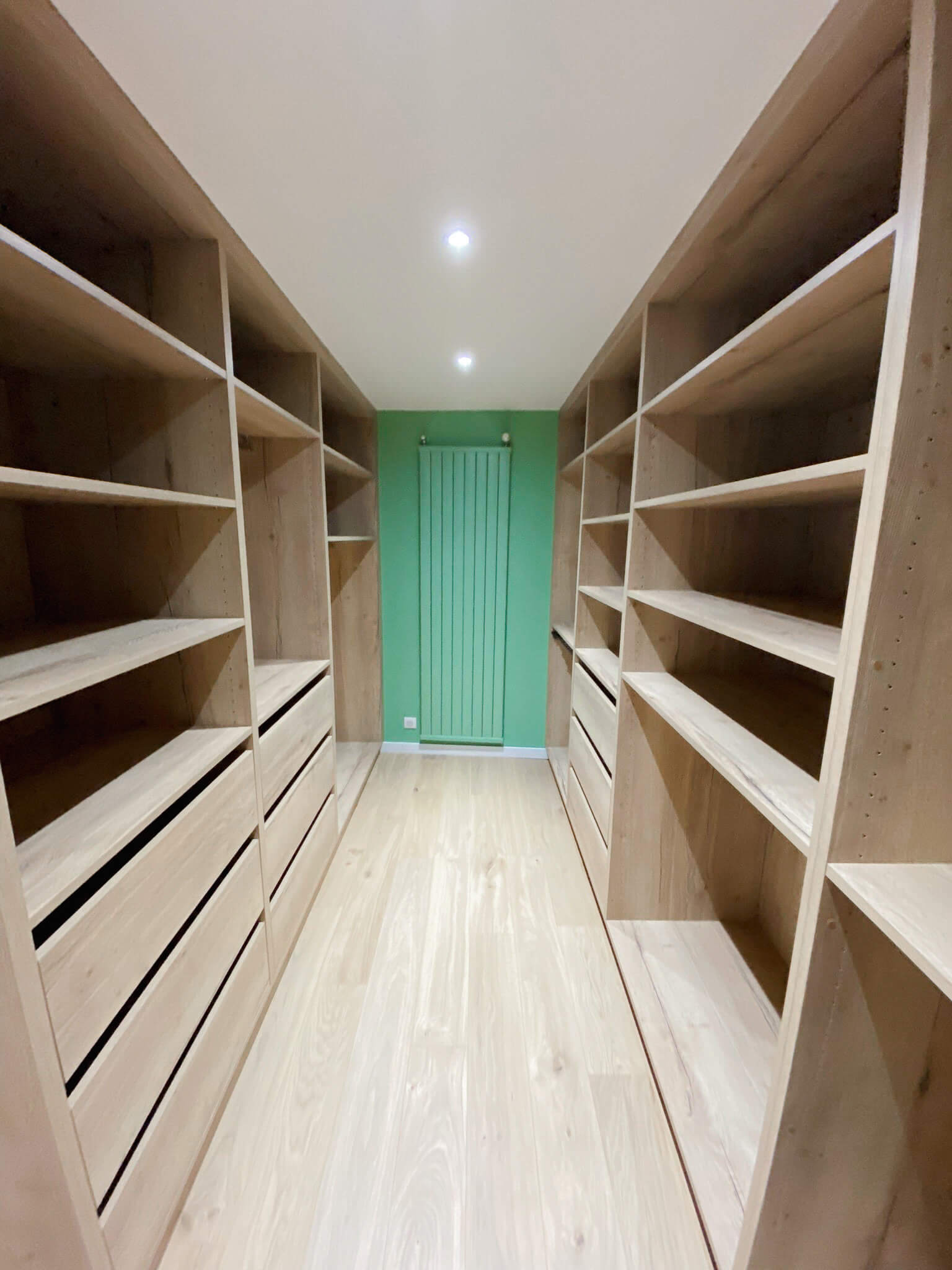Conception sur mesure_grand-dressing-ouvert-caisson_aménagement-apres 01_BLR-Agencement