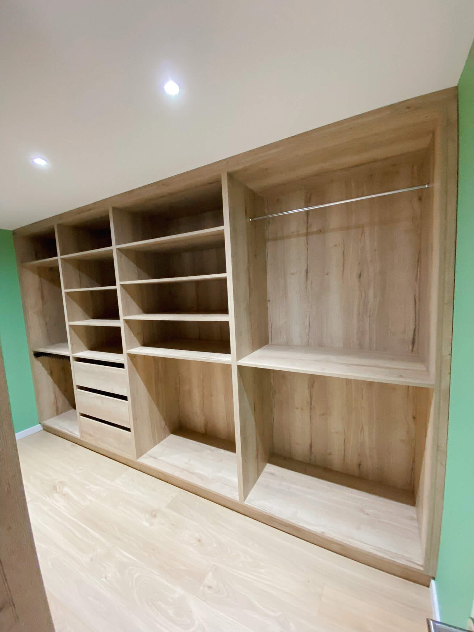 Conception sur mesure_grand-dressing-ouvert-caisson_aménagement-apres 04_BLR-Agencement