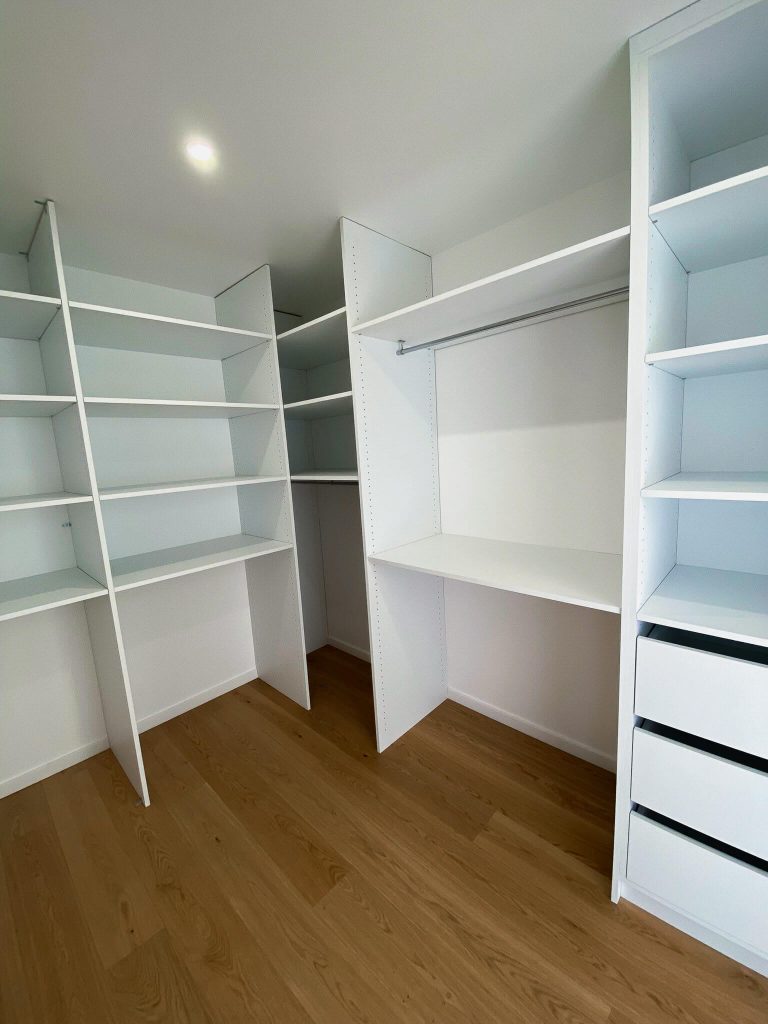 Conception_dressing sur mesure-blanc_aménagement 01_BLR-Agencement