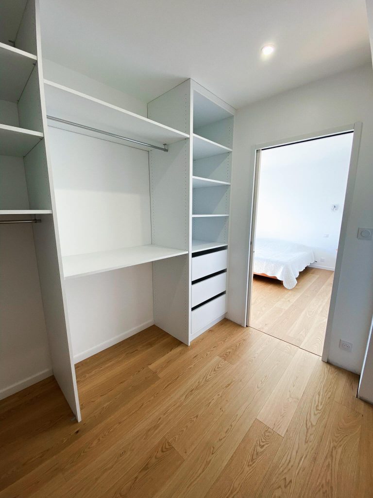 Conception_dressing sur mesure-blanc_aménagement 02_BLR-Agencement