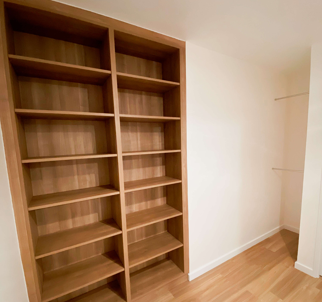 Conception_dressing_placard-ouvert-encastrée-bois_aménagement_apres 01_BLR-Agencement
