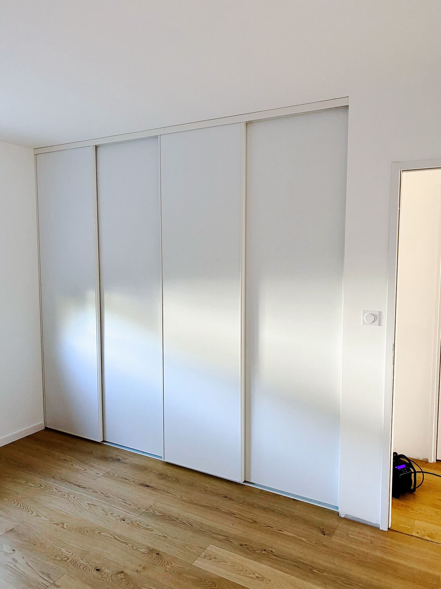 Conception_dressing_porte-de-placard-coulissante-blanc-encastrée_aménagement 01_BLR-Agencement