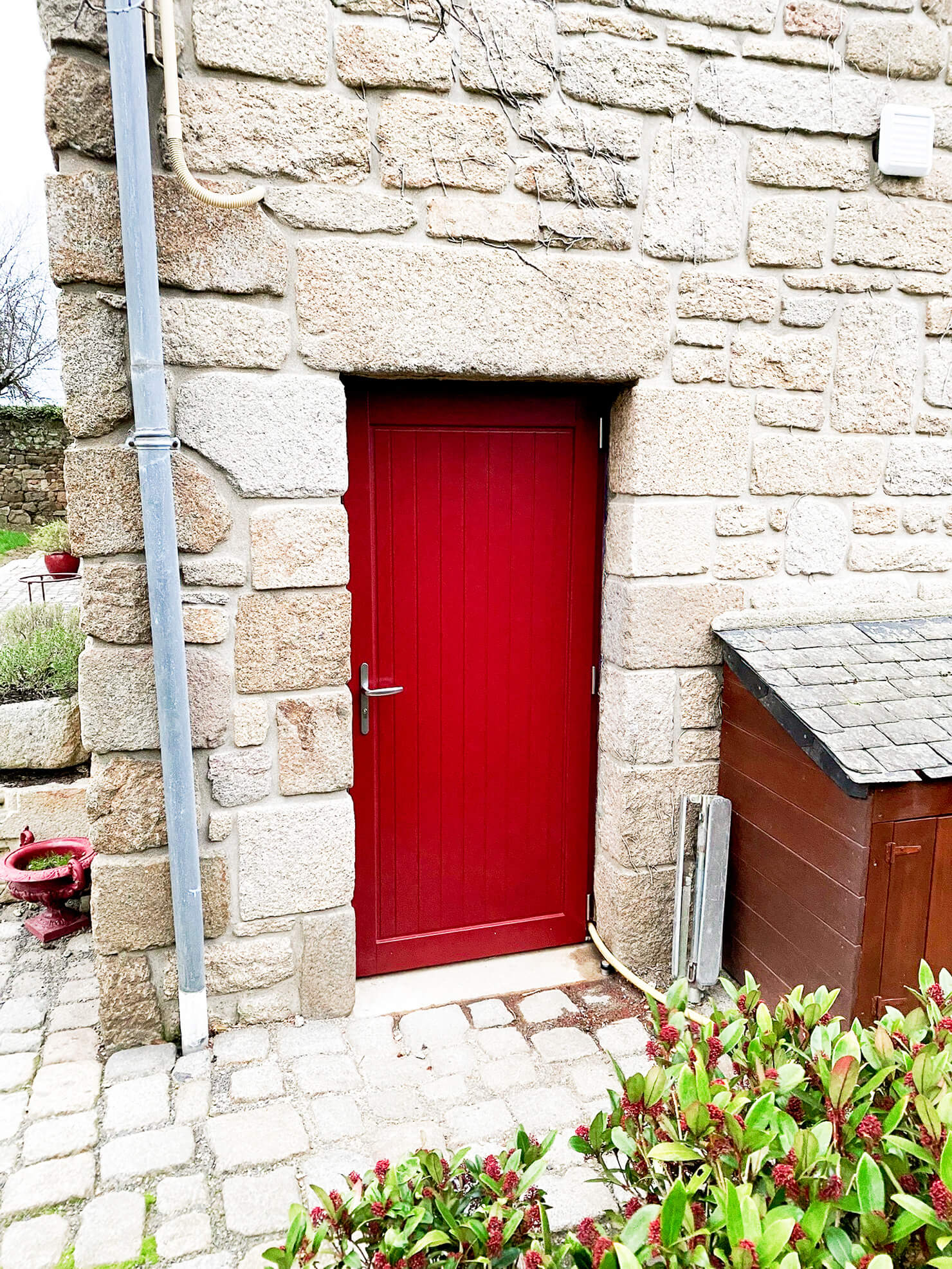 Travaux-de-menuiserie_portes-d'entrée_bois-rouge_maison_BLR-Agencement
